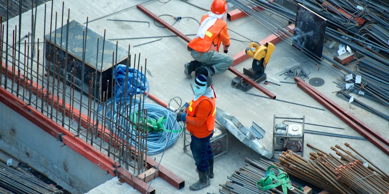 Professionelle Baureinigung München - KroneX Service Team bei der Arbeit auf einer Baustelle im Großraum München